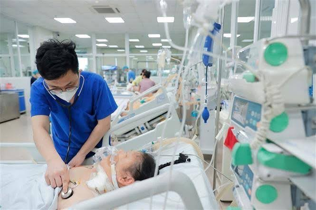 Vì sao có người mắc cúm vài ngày đã khỏi, người khác lại diễn biến nặng? Trẻ mắc cúm khi nào phải đi khám ngay? - Ảnh 2.