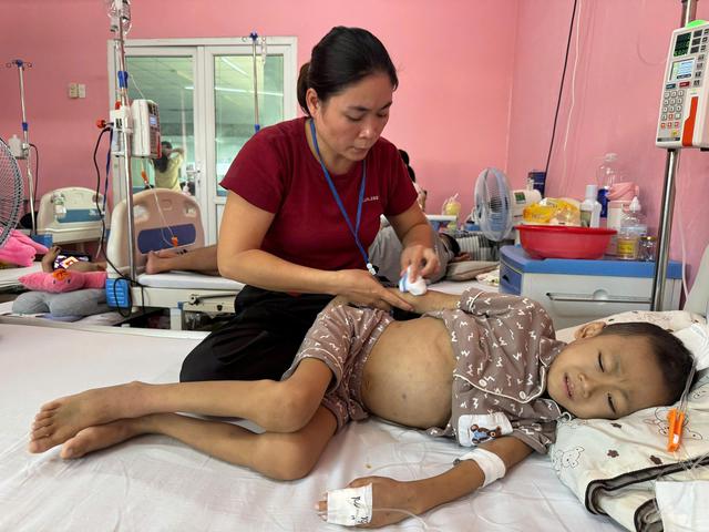 &Aacute;nh mắt cầu cứu của b&eacute; trai 6 tuổi mắc bệnh hiểm ngh&egrave;o, kh&ocirc;ng tiền cứu chữa - Ảnh 2.