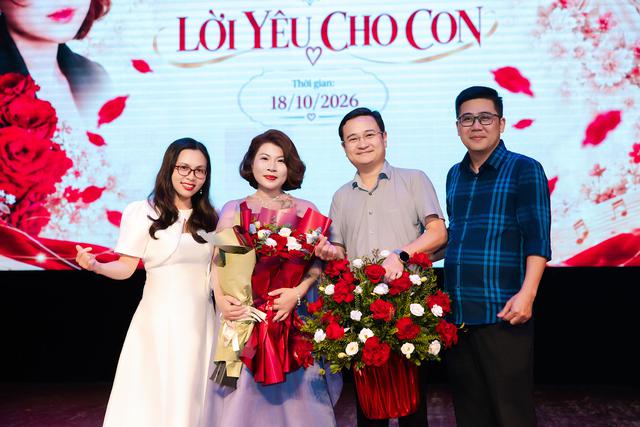 Ca sĩ Phương Mai rưng rưng khi lần đầu được thầy khen trong buổi ra mắt MV