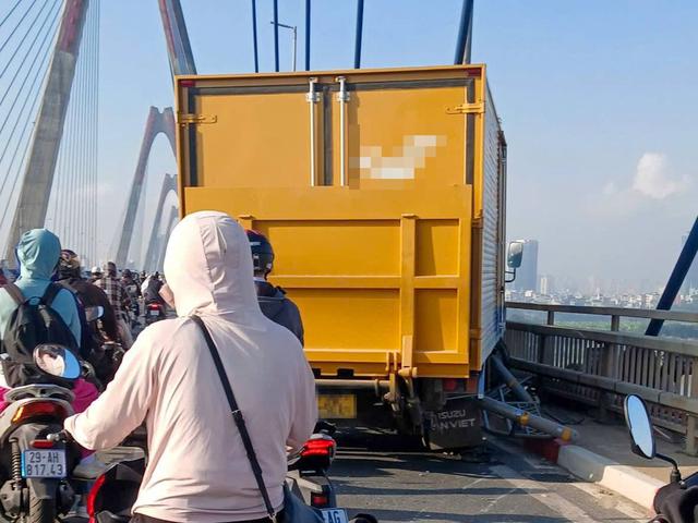 &Ocirc; t&ocirc; lao qua dải ph&acirc;n c&aacute;ch cầu Nhật t&acirc;n g&acirc;y tắc đường hướng s&acirc;n bay Nội B&agrave;i - Ảnh 1.