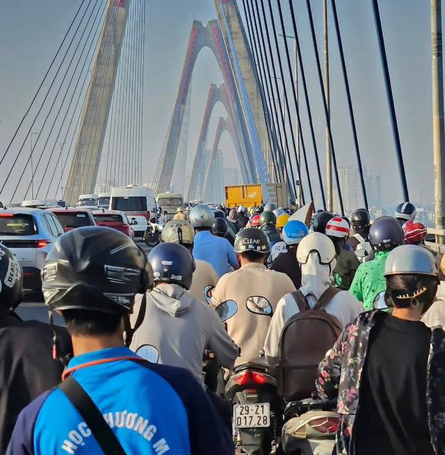 &Ocirc; t&ocirc; lao qua dải ph&acirc;n c&aacute;ch cầu Nhật t&acirc;n g&acirc;y tắc đường hướng s&acirc;n bay Nội B&agrave;i - Ảnh 2.