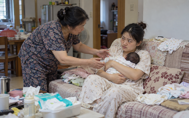 Mới sinh, bỗng dưng khó chịu khi mẹ chồng bế con mình: Có thể do 7 nguyên nhân này! - Ảnh 3.