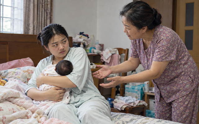 Mới sinh, bỗng dưng khó chịu khi mẹ chồng bế con mình: Có thể do 7 nguyên nhân này! - Ảnh 1.