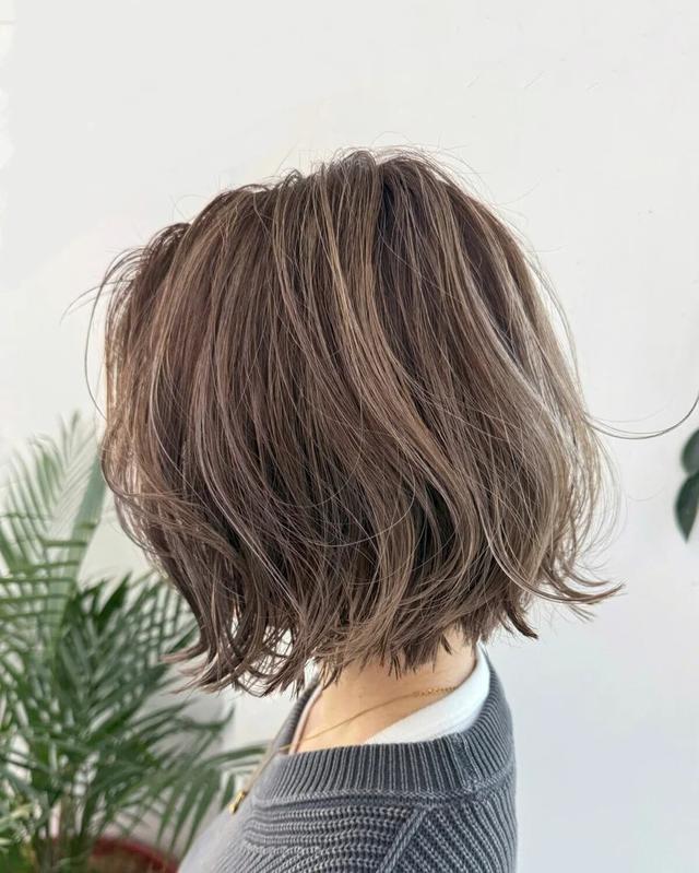 Phụ nữ 40+ n&ecirc;n để t&oacute;c ngắn thế n&agrave;o để tr&ocirc;ng trẻ hơn, mặt gọn hơn m&agrave; kh&ocirc;ng bị gi&agrave;? - Ảnh 7.