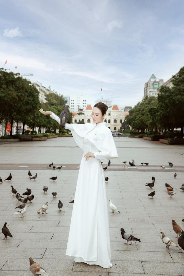 T&ocirc; Diệp H&agrave; diện &aacute;o d&agrave;i trắng dạo phố ng&agrave;y 20/10: 