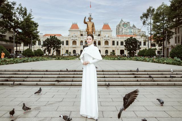 T&ocirc; Diệp H&agrave; diện &aacute;o d&agrave;i trắng dạo phố ng&agrave;y 20/10: 