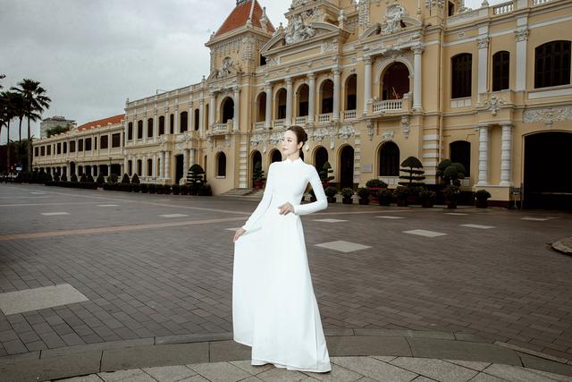 T&ocirc; Diệp H&agrave; diện &aacute;o d&agrave;i trắng dạo phố ng&agrave;y 20/10: 