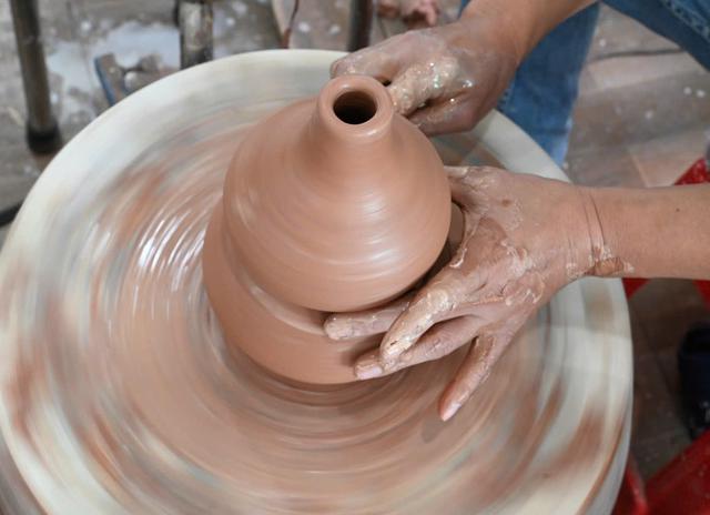 Làng gốm mở thêm trải nghiệm văn hóa để níu chân du khách - Ảnh 3.
