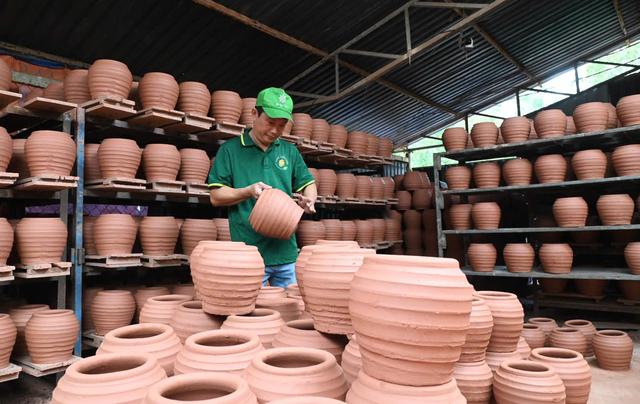 Làng gốm mở thêm trải nghiệm văn hóa để níu chân du khách - Ảnh 2.