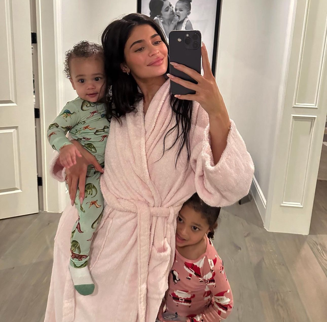 Khoảnh khắc 2 nhóc tỳ nhà Kylie Jenner vỗ tay không ngớt, tự hào ngắm mẹ trình diễn Fantasy Bra gần 1,3 tỷ - Ảnh 2.