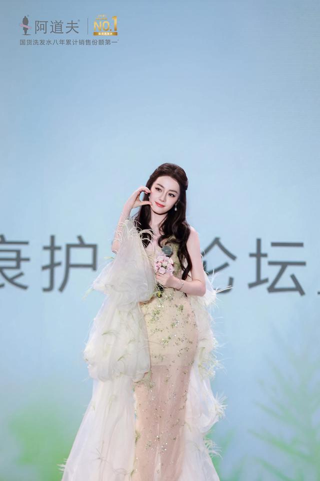 Địch Lệ Nhiệt Ba diện váy xuyên thấu đính pha lê, khoe vóc dáng chuẩn không cần chỉnh - Ảnh 4.