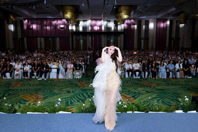 Địch Lệ Nhiệt Ba diện váy xuyên thấu đính pha lê, khoe vóc dáng chuẩn không cần chỉnh - Ảnh 2.