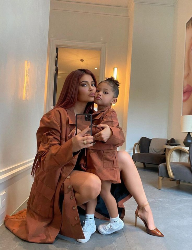 Khoảnh khắc 2 nhóc tỳ nhà Kylie Jenner vỗ tay không ngớt, tự hào ngắm mẹ trình diễn Fantasy Bra gần 1,3 tỷ - Ảnh 3.