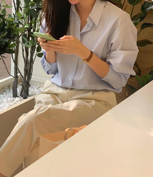 Một chiếc sơ mi m&agrave;u, nhiều c&aacute;ch mặc: B&iacute; quyết l&agrave;m mới phong c&aacute;ch c&ocirc;ng sở - Ảnh 6.