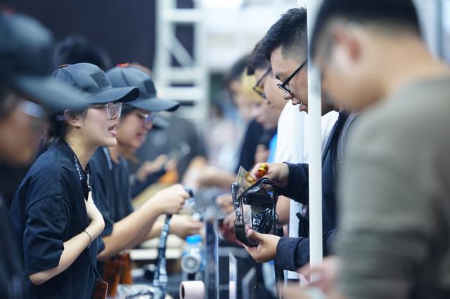 Hàng chục nghìn fan BIGBANG đổ về Mỹ Đình trước giờ G: người thuê makeup, người lên nhóm tìm bạn đi cùng - Ảnh 2.
