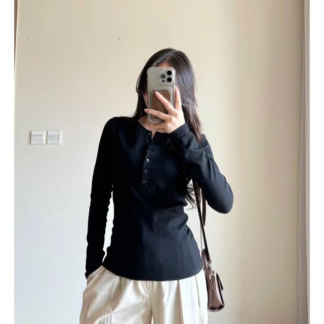 Áo thun dài tay: Món đồ nhỏ giúp phong cách mùa thu trở nên thanh lịch hơn - Ảnh 5.