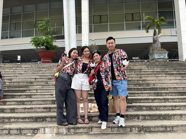Kh&ocirc;ng kh&iacute; concert BIGBANG tại H&agrave; Nội n&oacute;ng l&ecirc;n từng giờ: Fan l&ecirc;n đồ từ sớm, s&acirc;n khấu khủng rộng 64m sẵn s&agrave;ng khai hỏa - Ảnh 3.
