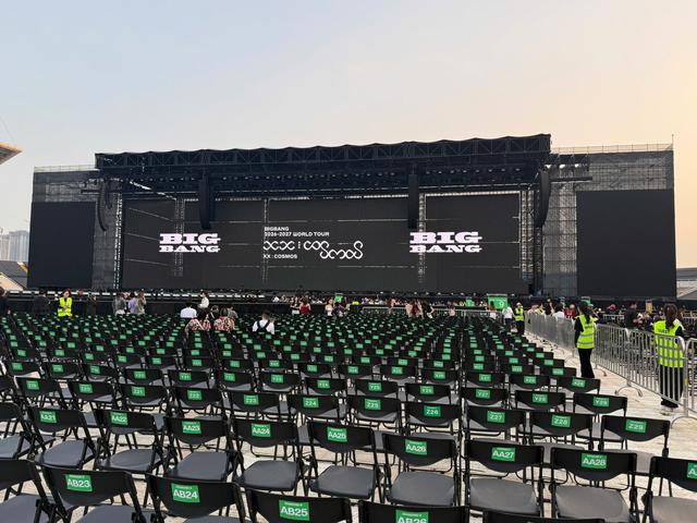 Kh&ocirc;ng kh&iacute; concert BIGBANG tại H&agrave; Nội n&oacute;ng l&ecirc;n từng giờ: Fan l&ecirc;n đồ từ sớm, s&acirc;n khấu khủng rộng 64m sẵn s&agrave;ng khai hỏa - Ảnh 4.