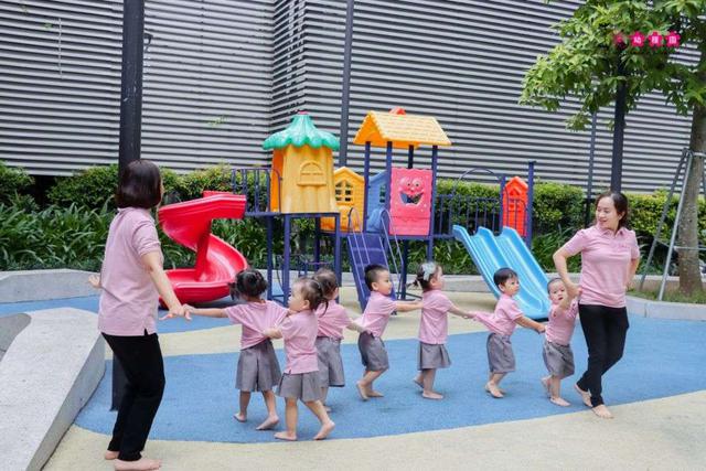 Vì sao cùng đi mẫu giáo, có trẻ được bạn vây quanh, có trẻ chỉ đứng nhìn - Ảnh 1.