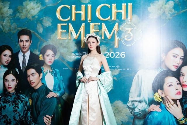 Tô Diệp Hà diện áo dài cổ yếm, đội mấn hoa lên thảm đỏ, visual "một chín một mười" bên Lan Ngọc - Ảnh 2.