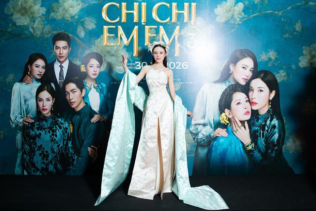 Tô Diệp Hà diện áo dài cổ yếm, đội mấn hoa lên thảm đỏ, visual "một chín một mười" bên Lan Ngọc - Ảnh 1.