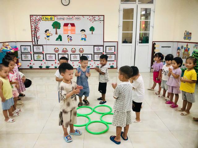 Vì sao cùng đi mẫu giáo, có trẻ được bạn vây quanh, có trẻ chỉ đứng nhìn - Ảnh 3.