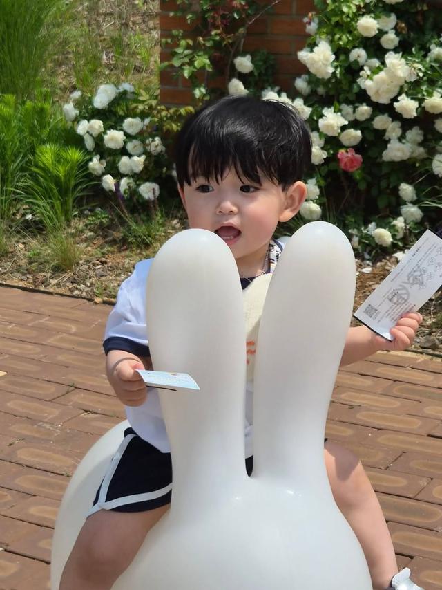 Những đứa trẻ được nuôi dạy đàng hoàng thường có 5 đặc điểm này - Ảnh 2.