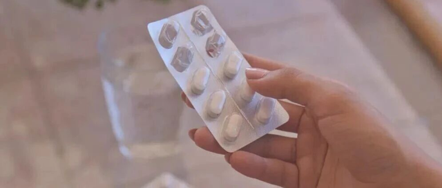 Phát hiện thuốc tránh thai trong cặp sách con gái 16 tuổi, người mẹ mất ngủ cả đêm - Ảnh 2.