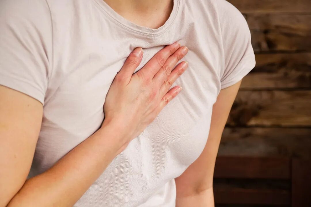 Nữ sinh 22 tuổi phát hiện mắc ung thư vú, người mẹ bật khóc ở bệnh viện, hối hận vì đã làm 1 việc - Ảnh 3.
