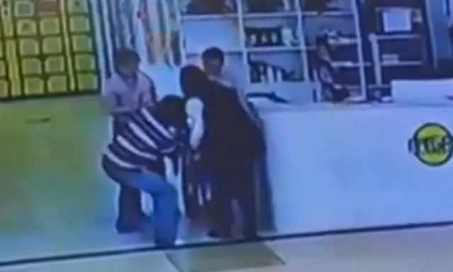 Bé gái 6 tuổi bị sỏi lọt vào mũi khi đang chơi, may mắn gặp bác sĩ đưa con đi chơi cùng - Ảnh 1.