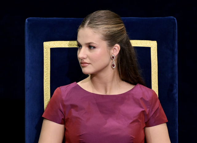 Công chúa Leonor lộng lẫy với bông tai ruby gia bảo tại Princess of Asturias Awards 2026 - Ảnh 1. Công chúa Leonor lộng lẫy với bông tai ruby gia bảo tại Princess of Asturias Awards 2026 - Ảnh 1.