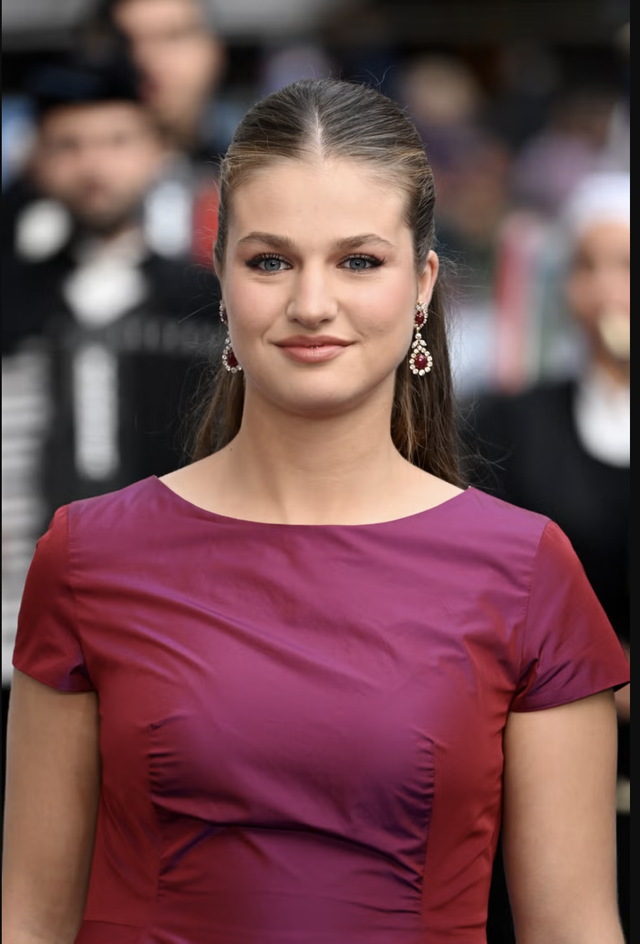 Công chúa Leonor lộng lẫy với bông tai ruby gia bảo tại Princess of Asturias Awards 2026 - Ảnh 3. Công chúa Leonor lộng lẫy với bông tai ruby gia bảo tại Princess of Asturias Awards 2026 - Ảnh 3.