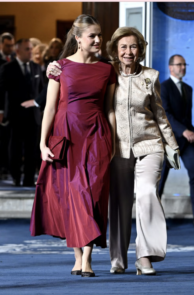 Công chúa Leonor lộng lẫy với bông tai ruby gia bảo tại Princess of Asturias Awards 2026 - Ảnh 4. Công chúa Leonor lộng lẫy với bông tai ruby gia bảo tại Princess of Asturias Awards 2026 - Ảnh 4.