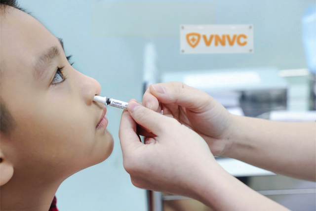 Vắc xin cúm dạng xịt mũi không cần kim tiêm đầu tiên tại Việt Nam có gì đặc biệt? - Ảnh 1.