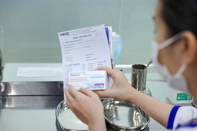 Vắc xin cúm dạng xịt mũi không cần kim tiêm đầu tiên tại Việt Nam có gì đặc biệt? - Ảnh 2.
