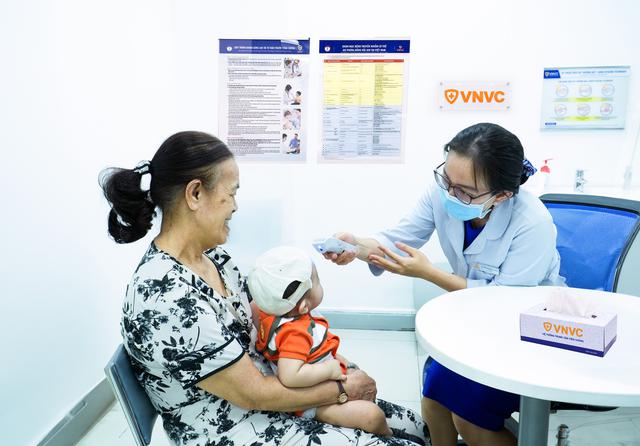 Vắc xin cúm dạng xịt mũi không cần kim tiêm đầu tiên tại Việt Nam có gì đặc biệt? - Ảnh 3.