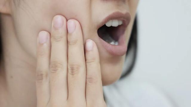 Đau răng suốt 3 năm, người phụ nữ đi nhổ răng về lại càng đau thêm, bác sĩ phát hiện 1 sự thật - Ảnh 1.