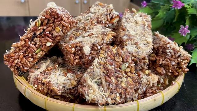 5 m&oacute;n ăn vặt đội lốt &ldquo;ngũ cốc nguy&ecirc;n hạt&rdquo;: Nhiều người vẫn ăn mỗi ng&agrave;y m&agrave; kh&ocirc;ng hay biết - Ảnh 4.
