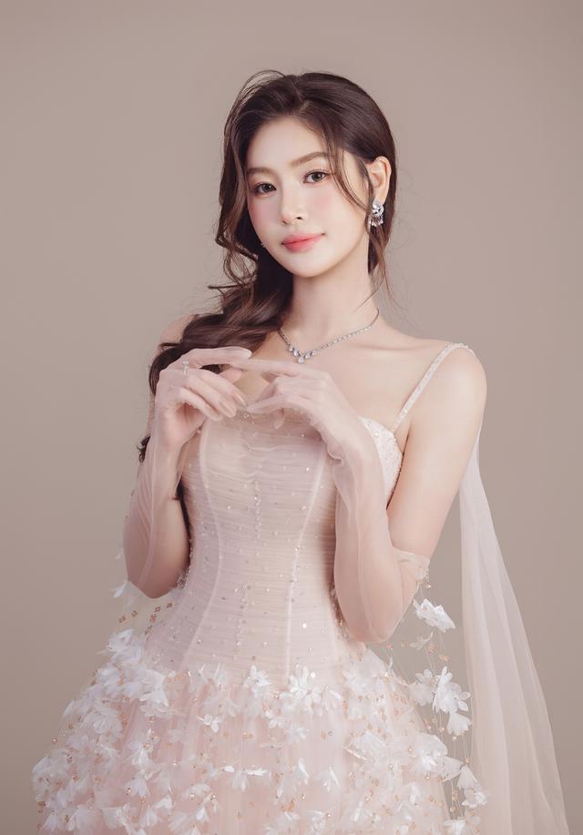 Người đẹp Phạm Hoàng Thu Uyên: