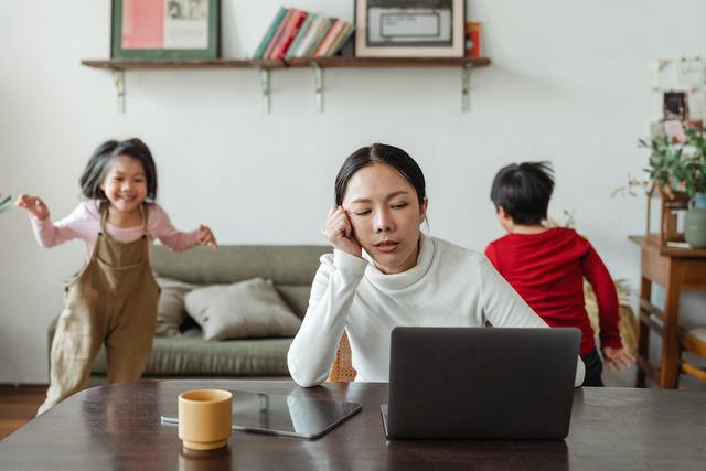 Thật ra sau sinh, người mẹ cần phải học nhất là cách