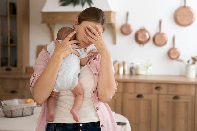 Thật ra sau sinh, người mẹ cần phải học nhất là cách