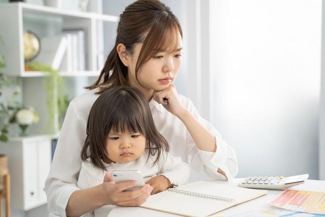 Thật ra sau sinh, người mẹ cần phải học nhất là cách