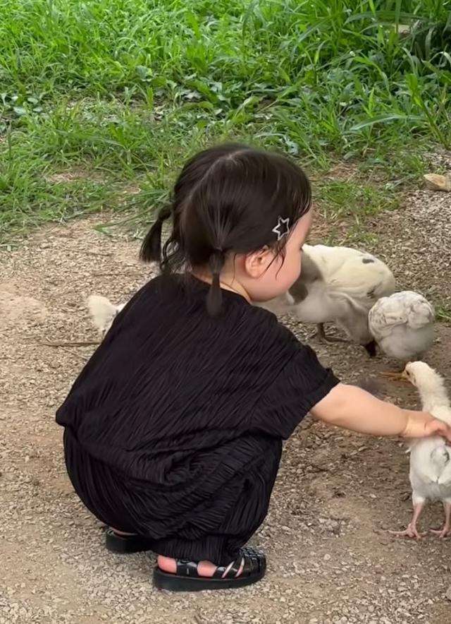 “Trẻ thông minh không giấu được”: 4 đặc điểm trước 1 tuổi, có một nửa đã được xem là có trí tuệ cao - Ảnh 1.