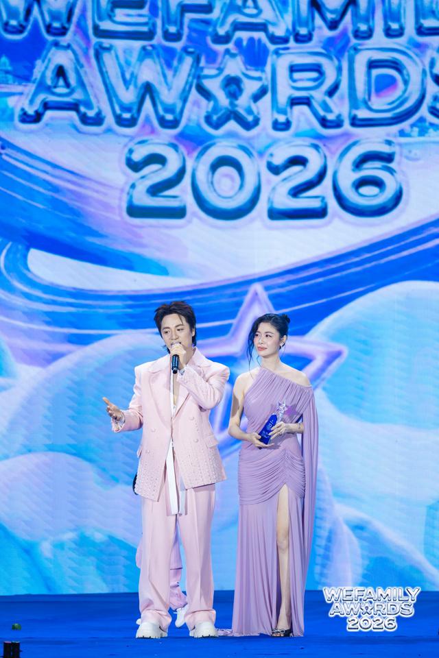 Ca sĩ Đăng Khôi khiến khán phòng WeFamily Awards 2026 vỡ òa: “Trong mắt tôi, vợ đẹp nhất là lúc mang bầu” - Ảnh 4.