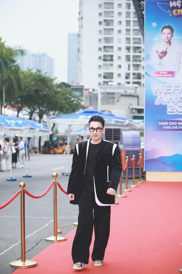 Tại Gala We Family Awards, NTK Hà Duy bất ngờ “xin” thêm một hạng mục: “Năm sau mình cũng cố gắng tranh giải một chút” - Ảnh 1.