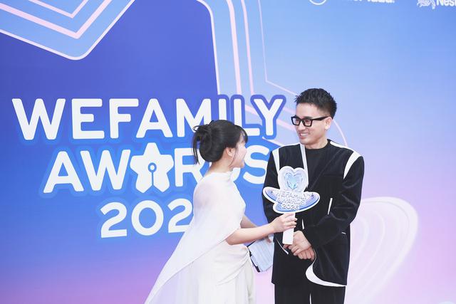 Tại Gala We Family Awards, NTK Hà Duy bất ngờ “xin” thêm một hạng mục: “Năm sau mình cũng cố gắng tranh giải một chút” - Ảnh 3.