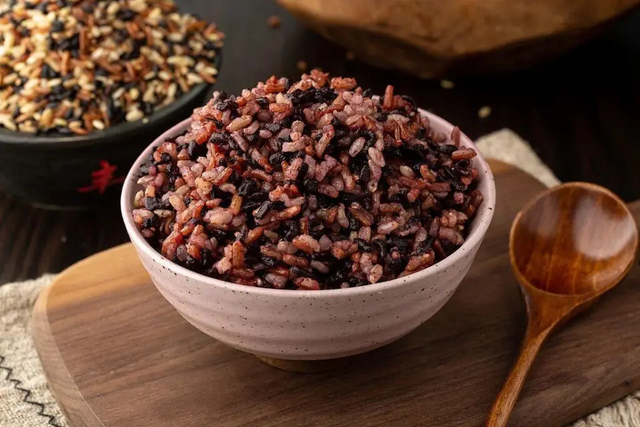 Người đàn ông 43 tuổi giảm 12,5kg trong 6 tháng nhờ ăn 1 loại rau củ thay cơm, chợ Việt bán vừa nhiều vừa rẻ - Ảnh 2.