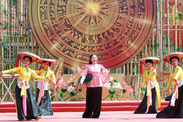 Vạn Show và cách kể chuyện văn hóa trên sân khấu - Ảnh 3.