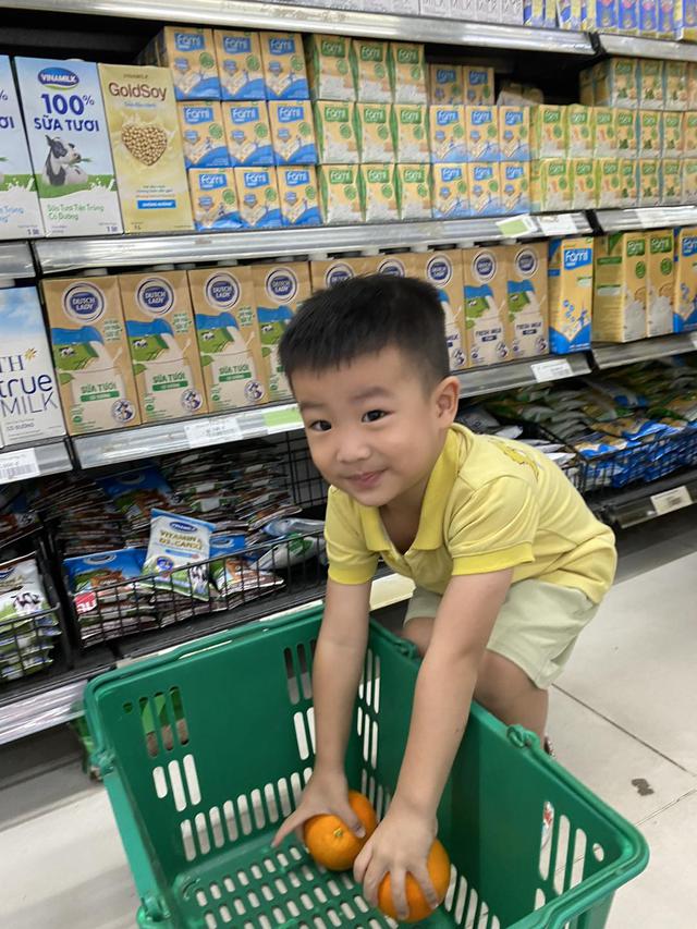 Muốn con hiểu biết hơn về cuộc sống, hãy đưa con theo khi đi chợ, đến ngân hàng, siêu thị hay đi xe buýt - Ảnh 2.
