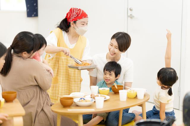 Muốn con hiểu biết hơn về cuộc sống, hãy đưa con theo khi đi chợ, đến ngân hàng, siêu thị hay đi xe buýt - Ảnh 4.